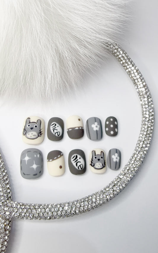 Gray & White Short Round Press-On Nails with Totoro Design | Tipora 030