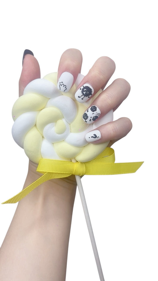 Black and White Short Round Press-On Nails with Coal Ball Design – Tipora 015