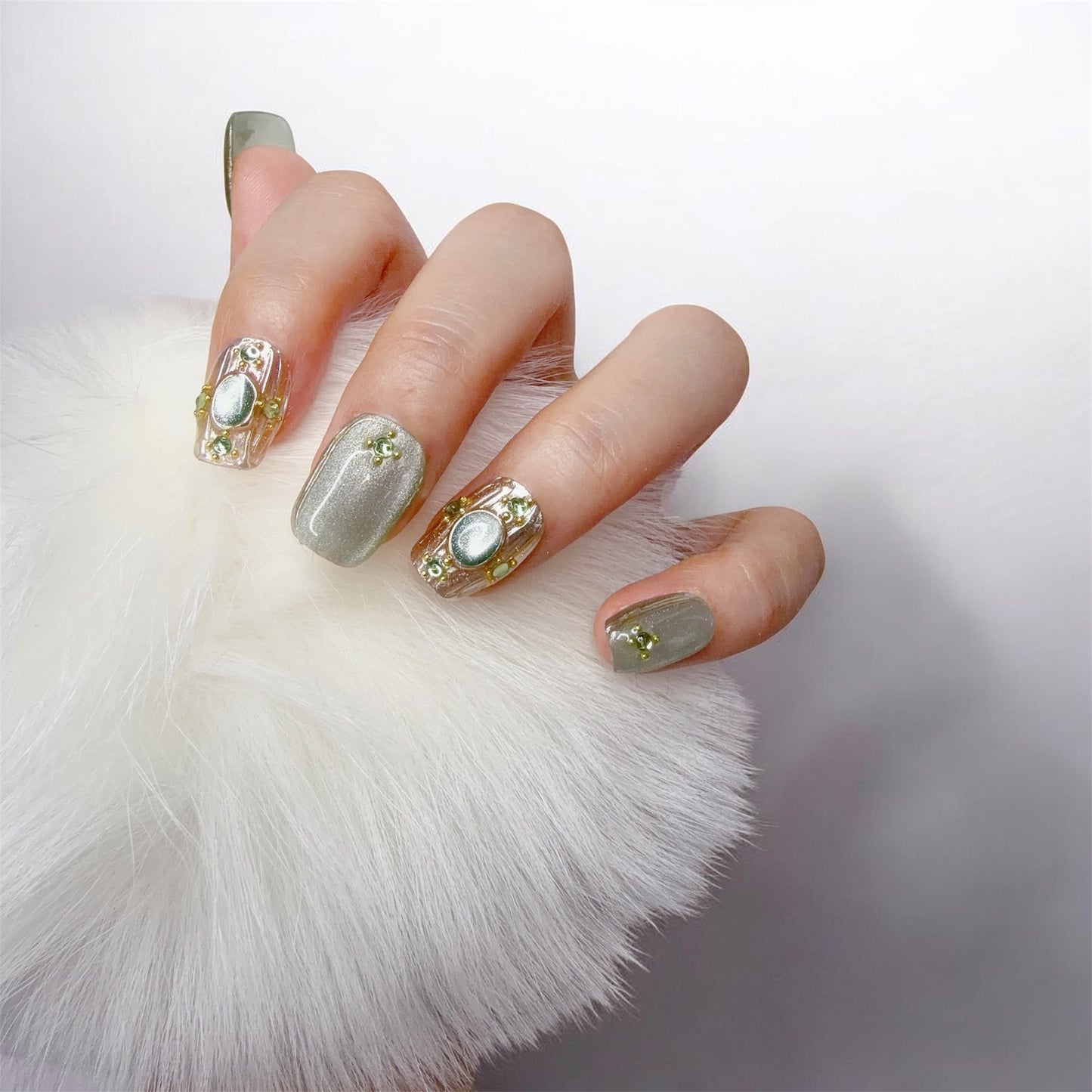 Green Short Square Press-On Nails with Sparkle Design | Tipora 011