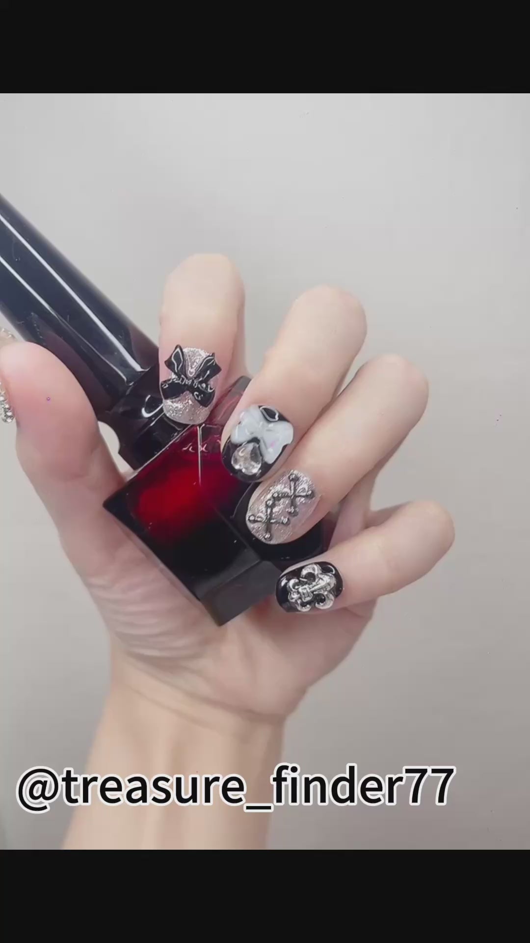 Short Round Press-On Nails with Bear & Bowknot Design | Tipora 005