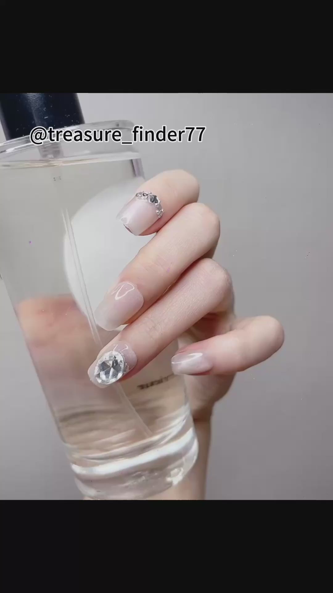Short Square Press-On Nails with Rhinestone Accent – Elegant & Reusable | Tipora 079