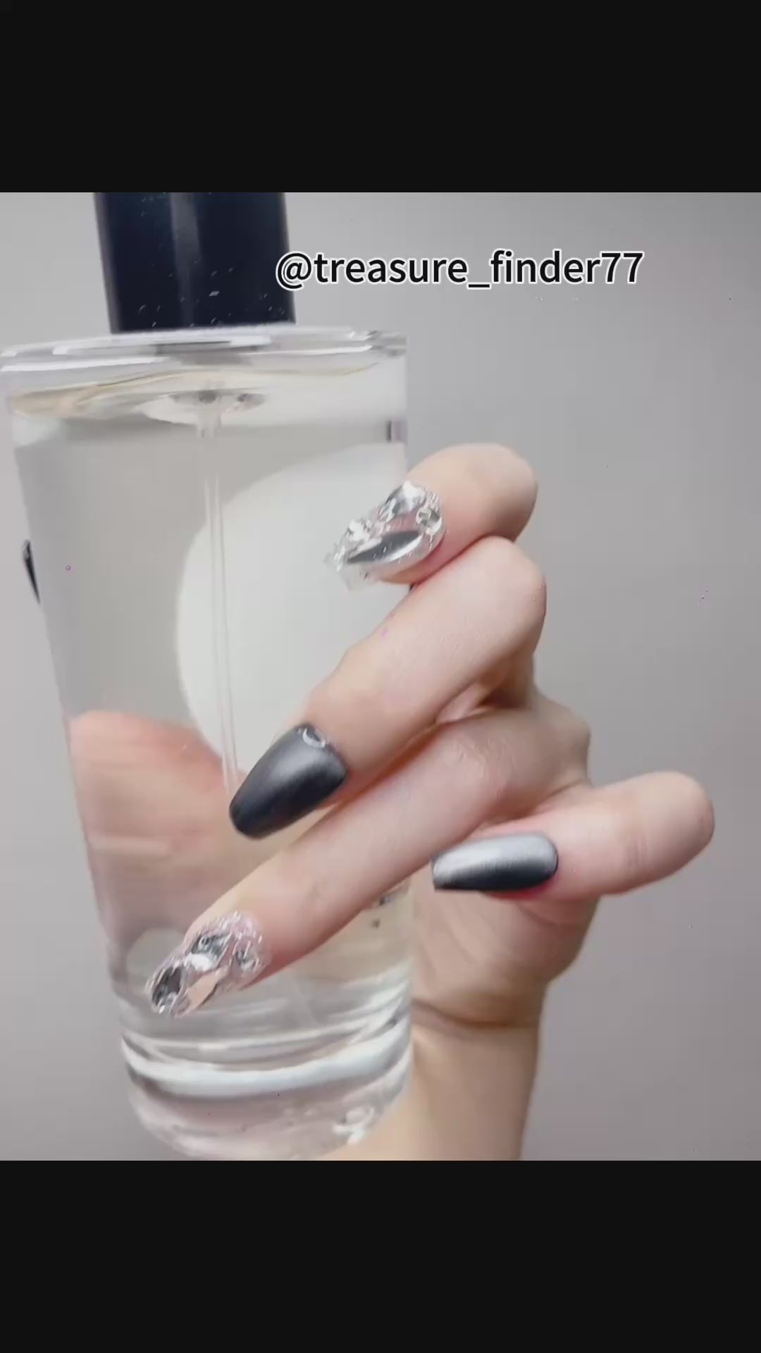 Black & Silver Medium Coffin Press-On Nails with Sparkle Design | Tipora 080